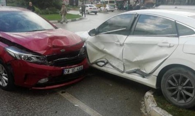 Karabük'te kavşakta iki otomobil çarpıştı: 1 yaralı
