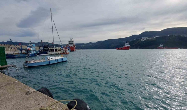 Karadeniz'de petrol aramada görevli tekneler Amasra Limanı'na sığındı