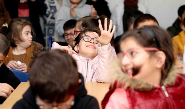 'Karagöz Göklerde' engelsiz miniklere tebessüm oldu