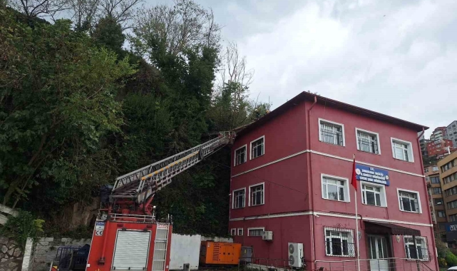 Karakolun çatısına devrilen ağaç kaldırıldı
