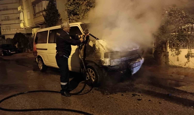 Karaman'da park halindeki minibüs yandı