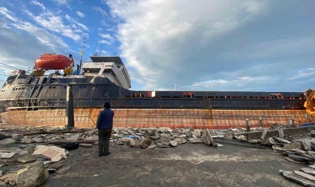 Karaya oturan geminin kurtarılan mürettebatı kalp krizinden öldü