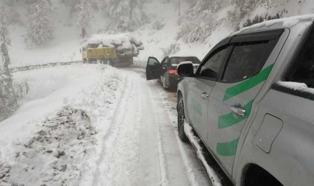 Karda mahsur kalan onlarca vatandaşın imdadına ormancılar yetişti