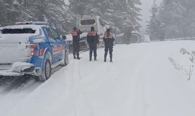 Karda yolda mahsur kalan 4 kişi ölümden döndü