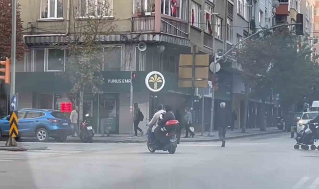 Kasksız kucağında bebekle kırmızı ışığa rağmen elektrikli bisiklet ile yoluna devam ettiler