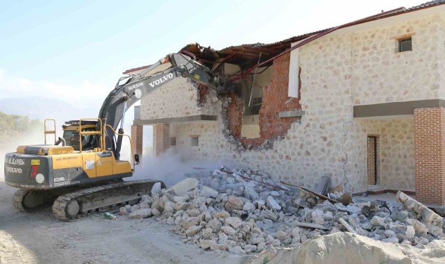 Kaş'ta kaçak yapılan yüzme havuzlu binalar ekipler tarafından yıkıldı