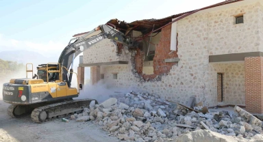 Kaş'ta kaçak yapılan yüzme havuzlu binalar ekipler tarafından yıkıldı