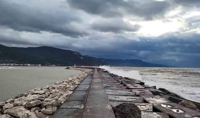 Kastamonu'da dalgalar sahili dövdü, tekneler limana sığındı