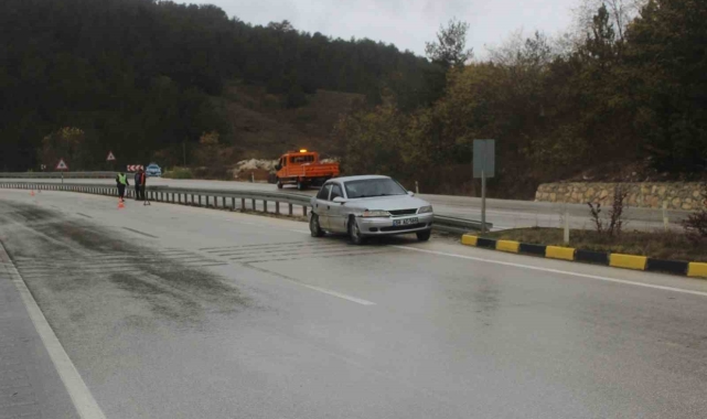 Kastamonu&#039;da virajı alamayan otomobil bariyerlere çarptı