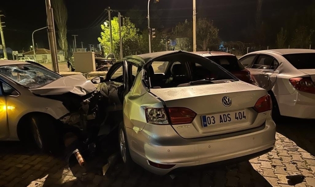 Kavşakta araçla çarpışan otomobil galeriye daldı: 3 yaralı