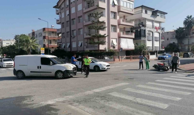 Kavşakta 'U' dönüşü motosiklet sürücüsünü hastanelik etti