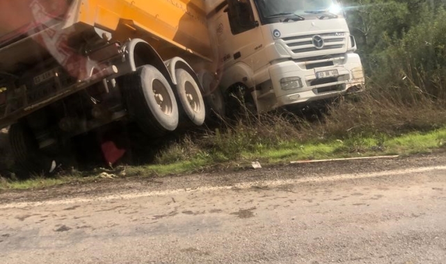Kayganlaşan yolda kontrolü kaybolan tır devrildi: 1 yaralı