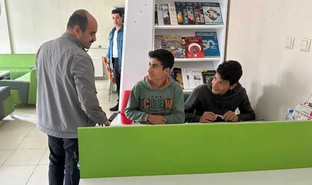 Kaymakam Altınsöz öğrencilerle kütüphanede bir araya geldi