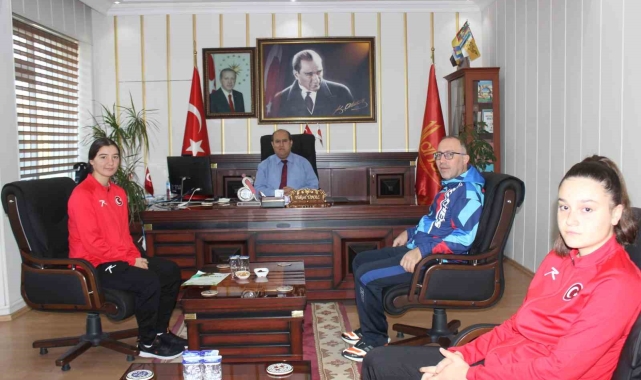 Kaymakam Ünal, başarılı sporcuları makamında kabul etti