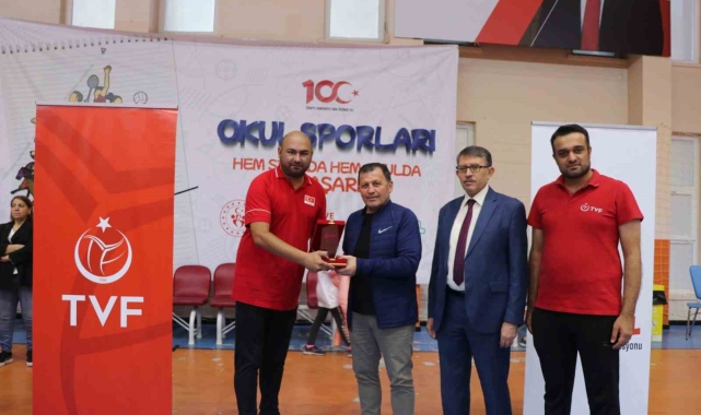 Kayseri'de 'Fabrika Voleybol Okulu' açıldı