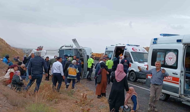 Kayseri'de midibüs devrildi: 15 yaralı