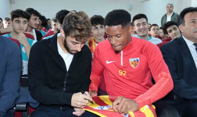 Kayserisporlu futbolcular, öğrencilerle buluştu