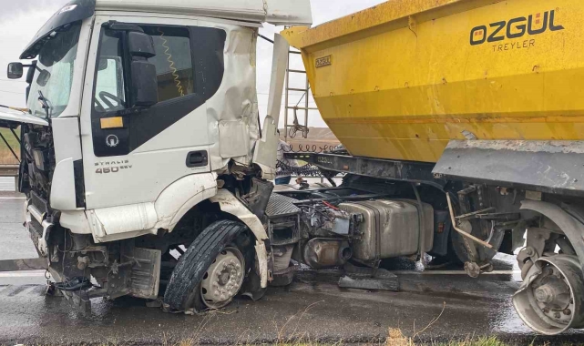 Kaza yapan kamyona çarpmamak için yavaşlayan araca, başka bir araç çarptı