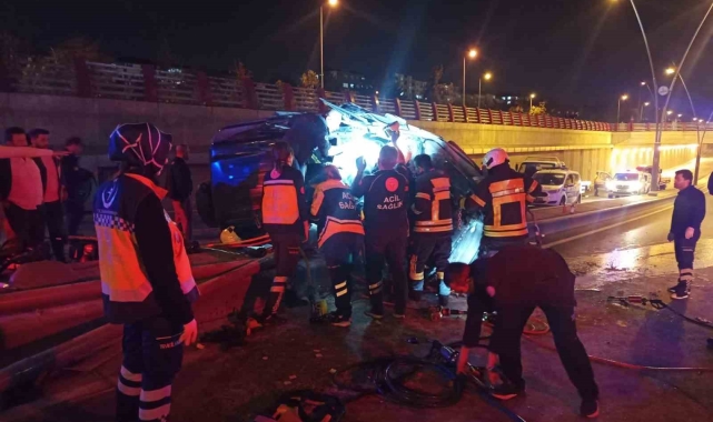 Kazaya bakmak isterken aracı direğe çarpıp takla attı: 5 yaralı