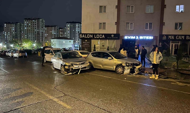 Kazaya karışan otomobil park halindeki 3 otomobile çarptı