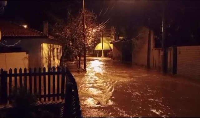 Kazdağları'nın eteklerindeki köylerde sokaklar derelere döndü