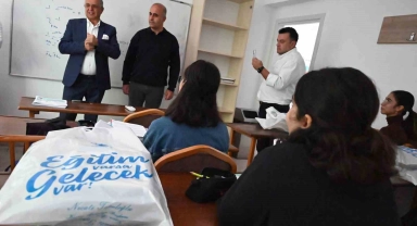 Kemer'de kurs merkezi öğrencilerine ücretsiz kitap dağıtıldı