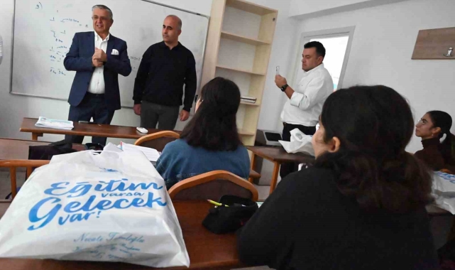 Kemer'de kurs merkezi öğrencilerine ücretsiz kitap dağıtıldı