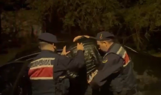 Kendilerini jandarma ve polis istihbarat görevlisi olarak tanıtan dolandırıcılar jandarmadan kaçamadı