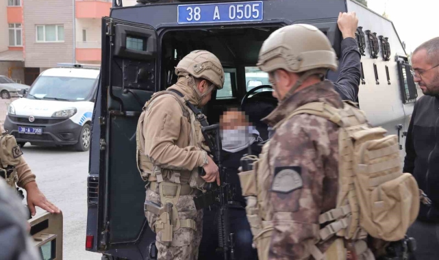 Kendini eve kilitleyip ateşe vermeye çalıştı, özel harekat etkisiz hale getirdi