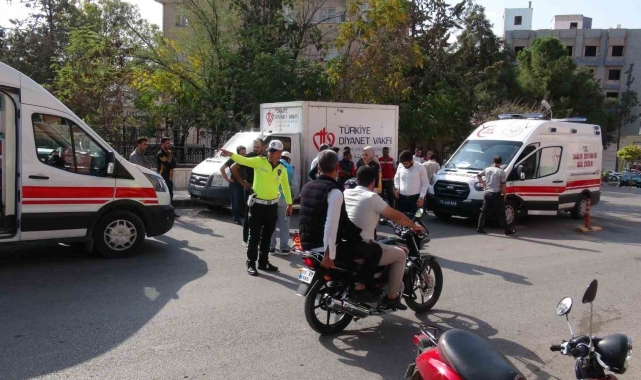 Kilis'te kamyonet ile motosiklet çarpıştı: 3 yaralı