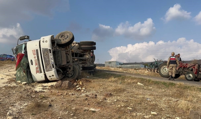 Kilis'te kum yüklü kamyon devrildi: 1 yaralı