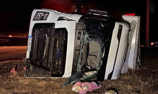 Kırıkkale&#039;de tır devrildi: 2 kişi yaralandı, 2 büyükbaş hayvan telef oldu