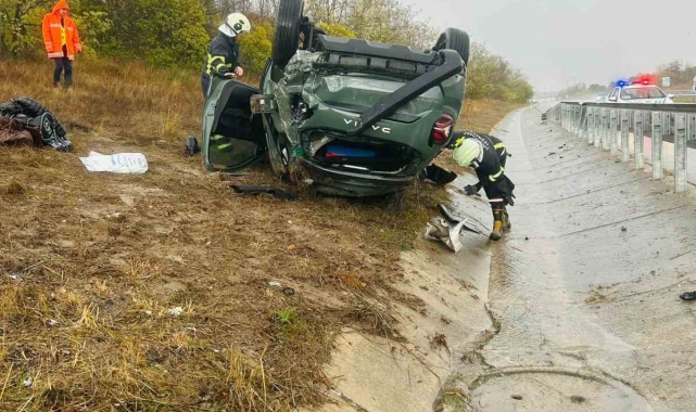 Kırklareli'de otomobil şarampole devrildi: 3 yaralı