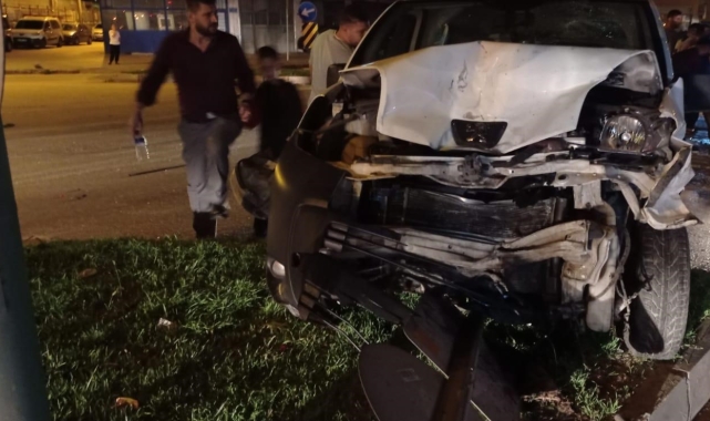 Kırmızı ışıkta bekleyen araca arkadan çarptı: 2 yaralı