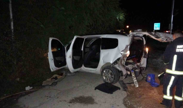 Kırmızı ışıkta bekleyen otomobile çarpan araç, boş araziye saplanmış vaziyette sürücüsüz bulundu