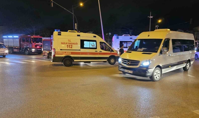 Kırmızı ışıkta geçen otomobil ticari taksiye çarptı: 6 yaralı