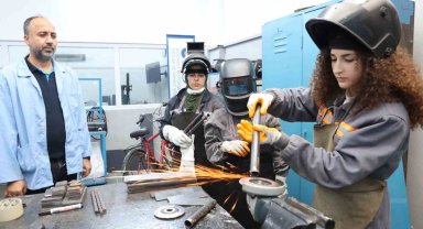 Kızlar erkek öğrencilere meydan okudu