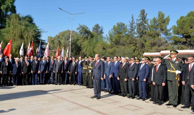 KKTC Cumhurbaşkanı Tatar ve Cumhurbaşkanı Yardımcısı Yılmaz, Lefkoşa Atatürk Anıtı'na çelenk bıraktı