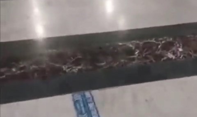 Kocaeli Üniversitesi Eğitim ve Araştırma Hastanesi koridorlarında köpek dışkısı