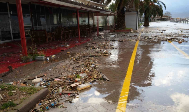 Kocaeli'de deniz taştı, sahil bandı suyla doldu