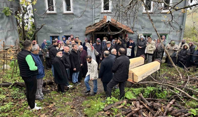 Kocaeli'deki aile katliamında ölen anne ile oğlu Sinop'ta toprağa verildi