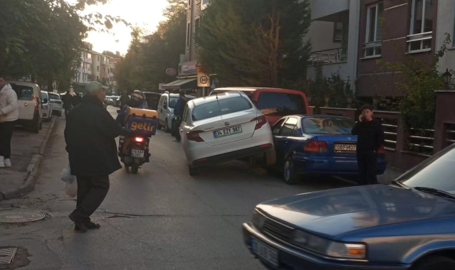 Kontrolden çıkan araç park halindeki otomobilin üzerine çıktı