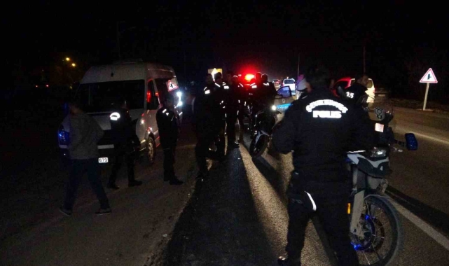 Kontrolden çıkan motosiklet taziyeden dönenlerin arasına daldı: 3 yaralı