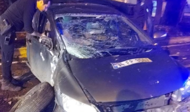 Kontrolden çıkan otomobil ağaca çarptı: 3 yaralı