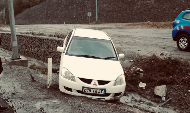 Kontrolden çıkan otomobil kanala düştü