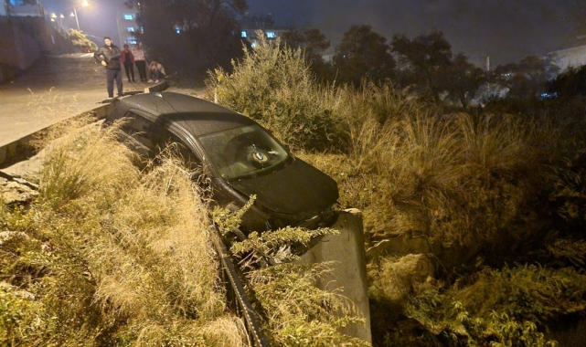 Kontrolden çıkan otomobil, korkuluklara çarparak durdu