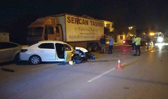 Kontrolden çıkan otomobil park halindeki tır ve araçlara çarptı