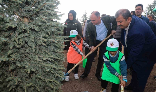 Konya'da 100. Yıl Cumhuriyet Ormanında fidanlar toprakla buluşturuldu