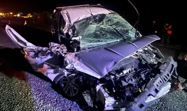 Konya'da hafif ticari araç traktöre arkadan çarptı: 2 yaralı