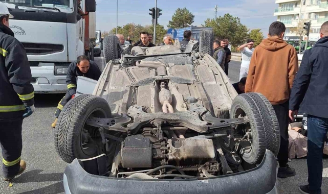 Konya'da kamyonun çarptığı otomobil ters döndü: 5 yaralı